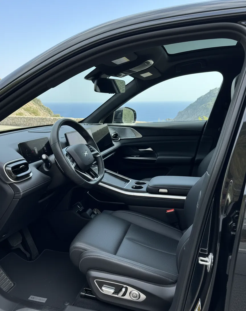 Intérieur du XPeng G9 : sièges cuir, double écran et toit panoramique